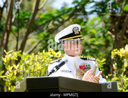 HONOLULU - Joint interagenzie Task Force West capo del personale, il cap. Edward Eder Jr., USN, è il maestro di cerimonie in corrispondenza di una modifica del comando cerimonia congedandosi a U.S. La guardia costiera Adm posteriore. Keith M. Smith e accogliente Adm posteriore. Donna L. Cottrell, a Camp H. M. Smith, Marzo 31, 2017. (DoD foto da Shawn Parrish/ rilasciato) Foto Stock