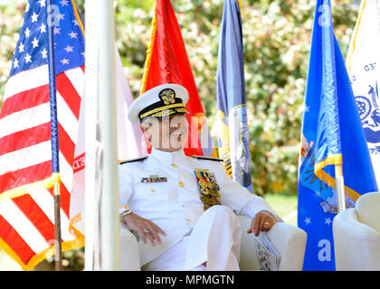 HONOLULU - Comandante, U.S. Pacifico Comando, ADM. Harry Harris Jr., USN, in corrispondenza del giunto interagenzie Task Force West la diciassettesima modifica della cerimonia di comando congedandosi a U.S. La guardia costiera Adm posteriore. Keith M. Smith e accogliente Adm posteriore. Donna L. Cottrell, a Camp H. M. Smith, Marzo 31, 2017. (DoD foto da Shawn Parrish/ rilasciato) Foto Stock