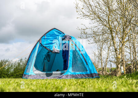 Lone, tenda vuota su un campo nel parco nazionale di Peak District, Staffordshire, Inghilterra. Foto Stock