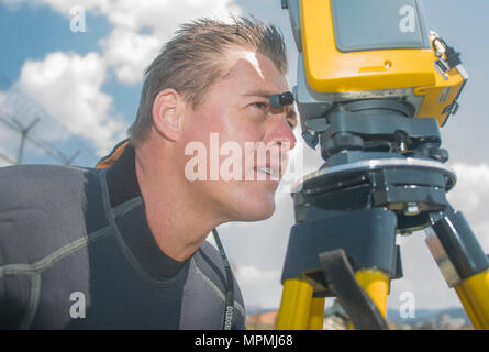 Builder di 2a classe di David Perryman, assegnato alla costruzione subacquea Team 2, calibra il suo equipaggiamento prima di assumere un rilievo topografico a una repubblica di Corea (ROK) Marina in base Jinhae, Rok, durante l'esercizio puledro Eagle Aprile 2, 2017. Puledro Eagle è un annuale bilaterale esercizio di formazione progettate per migliorare la disponibilità degli Stati Uniti e le forze di Rok e la loro capacità di lavorare insieme durante una crisi. (U.S. Navy combattere la fotocamera dal capo della comunicazione di massa specialista Brett Cote) Foto Stock