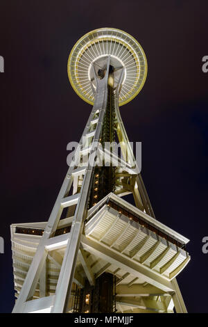 Vista notturna di Space Needle - un basso angolo di vista notturna di Seattle Landmark - Space Needle. Foto Stock