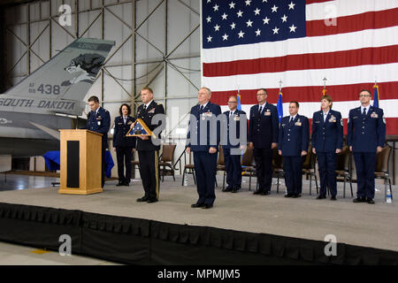 SIOUX FALLS, S.D. - Il Mag. Gen. Timothy A. Reisch, Aiutante Generale per il Sud Dakota, presentato un cerimoniale bandiera di pensionamento a Briga. Gen. Steven C. Warren, ex Vice aiutante generale per aria, durante la sua cerimonia di pensionamento di Joe Foss Campo, S.D., 1 aprile. Warren lascia il Sud Dakota Air National Guard con oltre quaranta anni di servizio militare. (U.S. Air National Guard foto di Technical Sgt. Luke Olson/rilasciato) Foto Stock