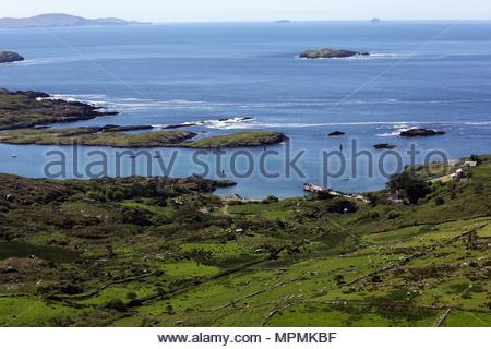 Parte del litorale irlandese oltre Il Derrynane sulla penisola di Iveragh nel sud-ovest dell'Irlanda. Questa è una parte del famoso anello di Kerry viaggio. Foto Stock