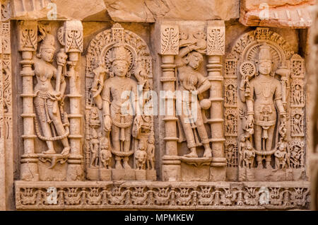 Dio e dee sculture a stepwell Rani ki vav, un intricate costruite nel sito storico dello Stato di Gujarat, India. Un sito patrimonio mondiale dell'UNESCO. Foto Stock