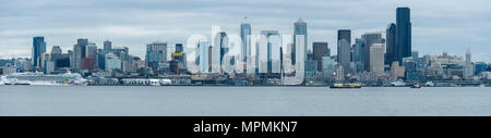 Lo skyline di Seattle - una molla Nuvoloso Giorno di vista panoramica di Seattle Downtown skyline, guardando da Alki attraversando la spiaggia della Baia di Elliott. Washington, Stati Uniti d'America. Foto Stock