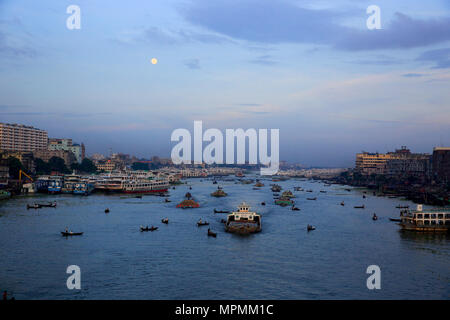 Vista del fiume Buriganga e area adiacente. Dacca in Bangladesh. Foto Stock