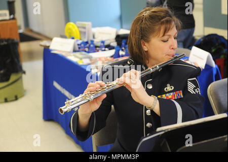 Master Sgt. Jennifer James, Banda del Mid-America flautista, riproduce la musica durante una donna fiera resliency 23 marzo alla Scott Air Force Base. I musicisti provvisto di intrattenimento per la durata di due ore di evento, la riproduzione di una varietà di brani tra cui l'Inno Nazionale e la Air Force canzone. (U.S. Air Force foto di Tech. Sgt. Maria Castello) Foto Stock