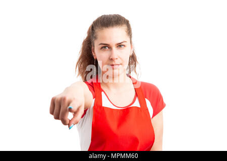 Femmina e giovane lavoratore supermercato rivolto in avanti come ipermercati dipendente che indica qualcosa di concetto isolato su sfondo bianco Foto Stock