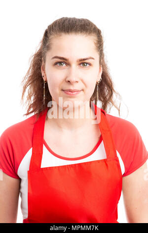 Ritratto di giovane donna supermercato dipendente indossando grembiule rosso isolato su sfondo bianco Foto Stock