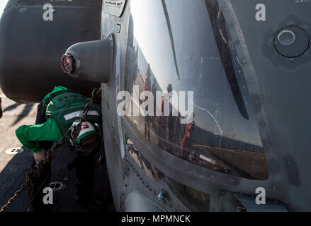170320-N-NX690-142 OCEANO ATLANTICO (Mar. 20, 2017) Sailor eseguire un oggetto estraneo danni (DOM) a piedi verso il basso del ponte di volo del dock anfibio sbarco nave USS Whidbey Island (LSD 41) prima di operazioni di volo. (U.S. Foto di Marina di Massa lo specialista di comunicazione di terza classe JOSHUA M. Tolbert/rilasciato) Foto Stock