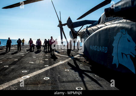 170320-N-NX690-134 OCEANO ATLANTICO (Mar. 20, 2017) Sailor eseguire un oggetto estraneo danni (DOM) a piedi verso il basso del ponte di volo del dock anfibio sbarco nave USS Whidbey Island (LSD 41) prima di operazioni di volo. (U.S. Foto di Marina di Massa lo specialista di comunicazione di terza classe JOSHUA M. Tolbert/rilasciato) Foto Stock
