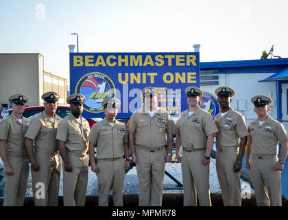 SAN DIEGO (Mar. 31, 2017) Capo sottufficiali, assegnato a Beachmaster unità uno (BMU-1), condotto a bandiera sollevamento cerimonia in onore del Chief Petty Officer's 124compleanno. Il rango di chief petty officer è stato istituito il 1 aprile 1893. (U.S. Navy foto di Lt. Devin Arneson/RILASCIATO) Foto Stock