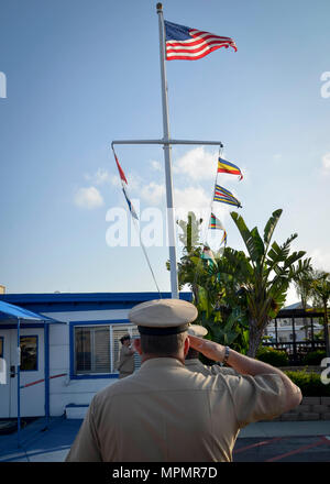 SAN DIEGO (Mar. 31, 2017) Il comando Master Chief Michael Killion da Wichita, KS; assegnato alla spiaggia di unità master uno (BMU-1), saluta il ensign nazionale in onore del Chief Petty Officer (CPO) 124compleanno. Il rango di chief petty officer è stato istituito il 1 aprile 1893. (U.S. Navy foto di Lt. Devin Arneson/RILASCIATO) Foto Stock