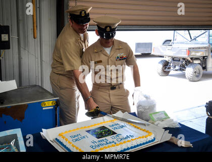 SAN DIEGO (Mar. 31, 2017) Il comando Master Chief Michael Killion, la più antica Beachmaster unità uno (BMU-1) Chief Petty Officer e il Chief Boatswain compagno del Jose Salas, BMU-1's più giovane CPO, tagliare la torta in onore del Chief Petty Officer (CPO) 124compleanno. Il rango di chief petty officer è stato istituito il 1 aprile 1893. (U.S. Navy foto di Lt. Devin Arneson/RILASCIATO) Foto Stock