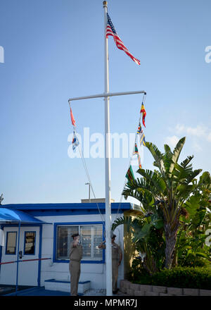 SAN DIEGO (Mar. 31, 2017) Capo di Boatswain Mate Jose Salas, da El Monte, CA. e capo di Boatswain Mate Nicholas beccaccini, da Ocala, Fl., assegnato alla spiaggia di unità master uno (BMU-1) Salutate il ensign nazionale in onore del Chief Petty Officer (CPO) 124compleanno. Il rango di chief petty officer è stato istituito il 1 aprile 1893. (U.S. Navy foto di Lt. Devin Arneson/RILASCIATO) Foto Stock