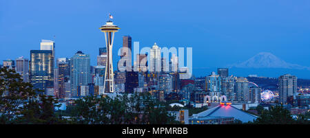 Seattle al tramonto - Una panoramica vista del tramonto di una chiara serata primaverile a Seattle Downtown, con il Monte Rainier in background. Washington, Stati Uniti d'America. Foto Stock