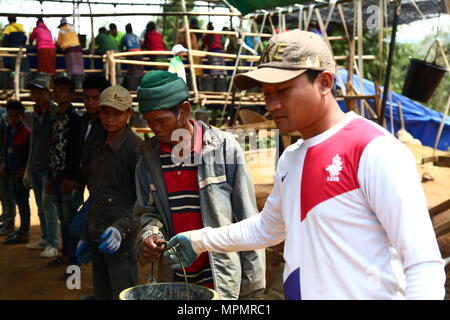 Gli abitanti di un villaggio laotiano terreno di trasporto ad una vagliatura ad umido stazione durante le operazioni di recupero con la difesa POW/mia agenzia di contabilità (DPAA) nella provincia di Khammouan, Repubblica Democratica Popolare del Laos Marzo 28, 2017. DPAA i membri del team schierato nella zona nella speranza di recuperare un U.S. Air Force il colonnello chi andava perso durante la Guerra del Vietnam. La missione di DPAA è quello di realizzare nella massima misura possibile la contabilità per il nostro personale mancante per le loro famiglie e per la nazione. (U.S. Foto dell'esercito da Staff Sgt. Fortson Jamarius) Foto Stock