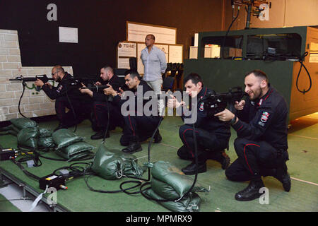 I carabinieri italiani del 13° Reggimento Friuli Venezia Giulia di Gorizia conducono addestramento con l'Engagement Skills Trainer (EST) a Caserma Ederle, Vicenza, Italia, il 4 aprile 2017. Il personale utilizzava le attrezzature dell'esercito statunitense RTSD South per migliorare la cooperazione bilaterale, migliorare le capacità operative congiunte ed espandere la capacità di addestramento. L’esercizio si è concentrato sulla capacità di tiro, il processo decisionale, gli scenari tattici, la consapevolezza situazionale, il comando e il controllo, e interoperabilità con le forze alleate. Foto Stock