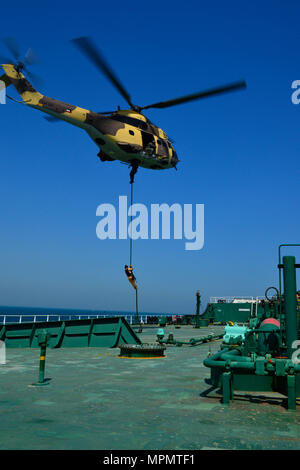 Kuwaitiana ACQUE TERRITORIALI, Kuwait - Elite militari di forze per le operazioni speciali del consiglio di cooperazione del Golfo e la condotta degli Stati Uniti la simulazione di una risposta rapida per il dirottamento del motore tanker, o petroliera Hadiyah, 3 Aprile in Kuwait le acque territoriali. Le forze speciali squadre dal GCC, E DEGLI STATI UNITI Naval Special Warfare e rigida-scafo gommone squadre simulato un aria e mare-borne inserimento rapido, la ricerca e il sequestro della nave cisterna occupata e i suoi sequestratori e il rilascio sicuro della petroliera equipaggio. Il raid è stato un cumulativo esercizio congiunto che testato i partecipanti' ta Foto Stock