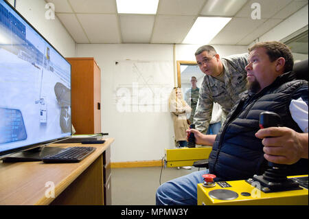 Tech. Sgt. Donald Hilmanowski, 736th Manutenzione aeromobili squadrone di controllo veicolo NCO in carica, incarica Rob Meding, 436th disponibilità logistica squadrone comandante onorario, su come de-ghiaccio un C-17 Globemaster III utilizzando il Global GS simulatore per lo sbrinatore 29 marzo 2017, a Dover Air Force Base, Del. Il simulatore consente ai manutentori di aeromobili per mettere in pratica le procedure di sbrinamento su 16 diversi tipi di aeromobili che utilizzano aria forzata e/o glicole per rimuovere neve e ghiaccio. (U.S. Air Force Foto di Roland Balik) Foto Stock