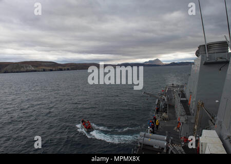 170403-N-ZE250-365 Cape Wrath, Scozia - (3 aprile 2017) - USS Carney (DDG 64) conduce una piccola imbarcazione per le operazioni di un trasferimento del personale in Cape Wrath, Scozia, durante l'esercizio comune della Warrior 17-1 Aprile 3, 2017. Carney, un Arleigh Burke-class guidato-missile distruttore, distribuita a Rota, Spagna, sta conducendo la sua pattuglia di terzi negli Stati Uniti Sesta flotta area di operazioni a sostegno degli Stati Uniti per gli interessi di sicurezza nazionali in Europa. (U.S. Foto di Marina di Massa lo specialista di comunicazione di terza classe Weston Jones/rilasciato) Foto Stock