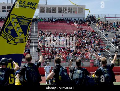 170404-N-LQ926-229 BILOXI Miss. (4 aprile 2017) membri dell'U.S. Navy Parachute Team "Il salto delle Rane" ondata durante una dimostrazione di paracadutismo presso il Biloxi High School stadium come parte della costa del Golfo del Mississippi Navy settimana. Gulfport Biloxi/è una delle regioni selezionate per ospitare un 2017 Navy la settimana, una settimana dedicata a sollevare U.S. Navy in consapevolezza attraverso irradiazione locale, nel servizio alla comunità e mostre. (U.S. Foto di Marina di Massa lo specialista di comunicazione 2a classe Alex Van'tLeven/rilasciato) Foto Stock