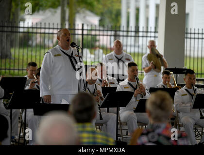 170404-N-LQ926-717 BILOXI Miss. (4 aprile 2017) musicista di prima classe Thomas Horner suona con la banda della marina sud-est durante una settimana Marina concerto pubblico alla Lighthouse Park di Biloxi Miss. Gulfport Biloxi/è una delle regioni selezionate per ospitare un 2017 Navy la settimana, una settimana dedicata a sollevare U.S. Navy in consapevolezza attraverso irradiazione locale, nel servizio alla comunità e mostre. (U.S. Foto di Marina di Massa lo specialista di comunicazione 2a classe Alex Van'tLeven/rilasciato) Foto Stock