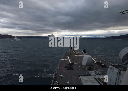 170403-N-ZE250-326 Cape Wrath, Scozia - (3 aprile 2017) - USS Carney (DDG 64) Vele passato Marina reale olandese frigate HNLMS Tromp (F803) durante l'esercizio comune della Warrior 17-1 Aprile 3, 2017. Carney, un Arleigh Burke-class guidato-missile distruttore, distribuita a Rota, Spagna, sta conducendo la sua pattuglia di terzi negli Stati Uniti Sesta flotta area di operazioni a sostegno degli Stati Uniti per gli interessi di sicurezza nazionali in Europa. (U.S. Foto di Marina di Massa lo specialista di comunicazione di terza classe Weston Jones/rilasciato) Foto Stock