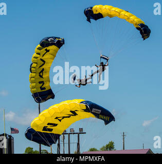 170403-N-VS214-445 LONG BEACH, Miss. (03 aprile 2017) membri dell'U.S. Navy Parachute Team, il salto delle rane, rompere da un piano basso formazione durante una dimostrazione di paracadutismo a Long Island High School che era parte del Navy settimana/Gulfport Biloxi. La Marina programma settimana serve come la Marina Il principale sforzo di divulgazione nelle aree del paese senza una significativa presenza della Marina. (U.S. Foto di Marina di Massa lo specialista di comunicazione di terza classe Zachary Eshleman/rilasciato) Foto Stock