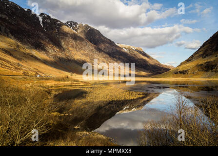 Loch Achtriochtan su un bel giorno riflettendo nell'acqua. Foto Stock