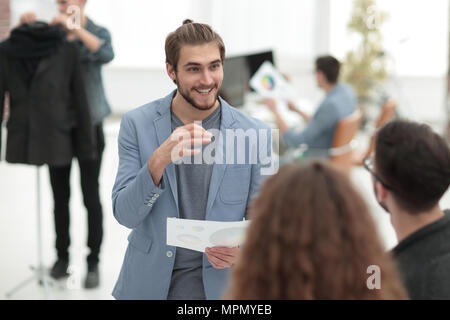 Il successo del team di progettisti che lavorano in ufficio. Foto Stock