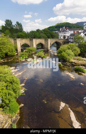 La Dee bridge in Llangollen una delle sette meraviglie del Galles costruito nel XVI secolo è il principale punto di attraversamento sul fiume Dee o Afon Dyfrdwy Foto Stock