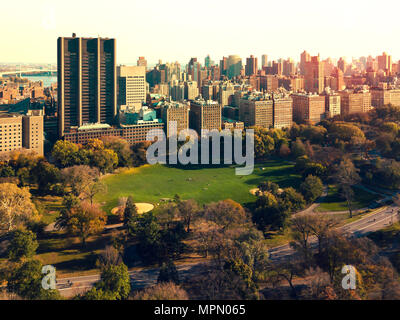 Central park baseball corte con edifici alti in background Foto Stock