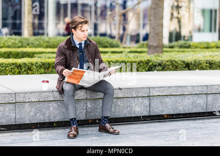 Imprenditore quotidiano di lettura all'aperto Foto Stock