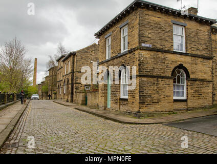 Strade acciottolate del villaggio di Saltaire nel West Yorkshire. Saltaire è un designato dall'UNESCO Patrimonio Mondiale dell'Umanità. Foto Stock