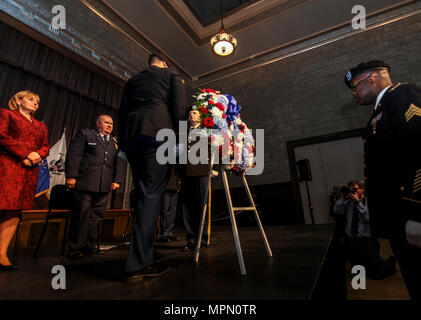 Lt. Governatore Kim Guadagno, a sinistra e a Briga. Gen. Michael L. Cunniff, l aiutante generale del New Jersey a guardare mentre New Jersey Esercito Nazionale soldati di guardia posto una corona di fiori in onore del 100° anniversario degli Stati Uniti entrare in guerra mondiale uno a Trenton War Memorial, Trenton, N.J., Aprile 6, 2017. (U.S. Air National Guard foto di Master Sgt. Matt Hecht/rilasciato) Foto Stock