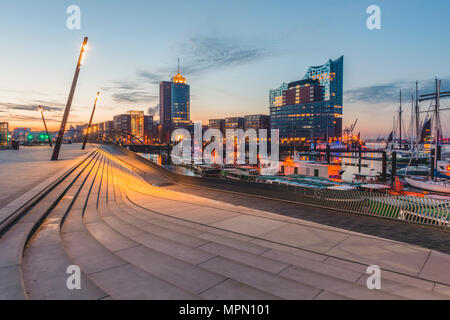 Germania, Amburgo, Vorsetzen, vista Niederhafen ed Elbe Philharmonic Hall nella luce del mattino Foto Stock