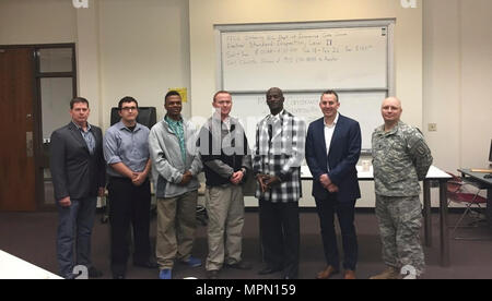 North Carolina guardie nazionali, (seconda a sinistra al centro) Pvt. Anthony Connors, PFC. Kyle Turner, Staff Sgt. Jamie Huffstetler, Chief garantisce 2 Eric Hill si è laureato dalla distribuzione gas Foreman veterano del programma di formazione, un'iniziativa della Carolina del Nord la Guardia Nazionale di Istruzione e Occupazione Centro NCNG (CEE). I laureati di stand con InfraSource Coordinatore del training Kermit marrone (estrema sinistra), InfraSource reclutamento militare Direttore Josh Bieler (secondo da destra), NCNG CEE Competenze Professionali Program Manager personale Sgt. Robert Benson (estrema destra) Venerdì, Marzo 19, 2017 a Fayetteville Techn Foto Stock