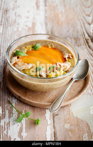 Ciotola di vetro di Chia Pudding con kaki Foto Stock