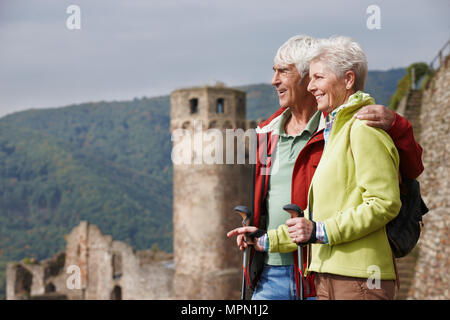 Germania, Rheingau, felice coppia senior guardando a vista Foto Stock