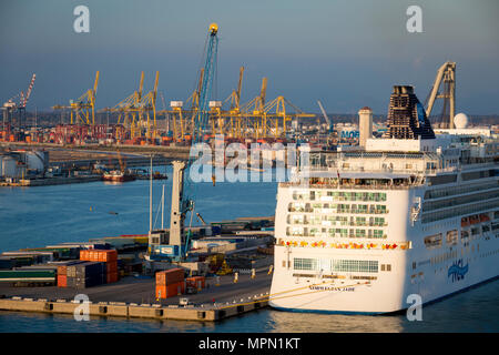 'Jade norvegese " nave da crociera e i cantieri navali al tramonto, Livorno, Toscana, Italia Foto Stock