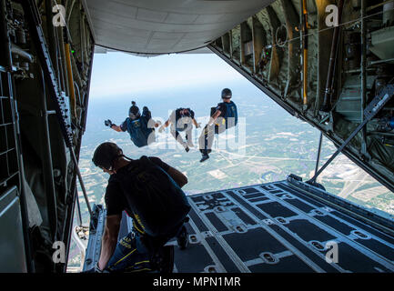 170404-N-VS214-499 BILOXI Miss. (4 aprile 2017) membri dell'U.S. Navy Parachute Team, il salto delle rane, uscire un C-130 Hercules, assegnato per gli Stati Uniti Air Force 403ala, durante una dimostrazione di skydiving al di sopra di Biloxi High School che era parte del Navy settimana/Gulfport Biloxi. La Marina programma settimana serve come Marina del principio dello sforzo di divulgazione nelle aree del paese senza una significativa presenza della Marina. (U.S. Foto di Marina di Massa lo specialista di comunicazione di terza classe Zachary Eshleman/rilasciato) Foto Stock