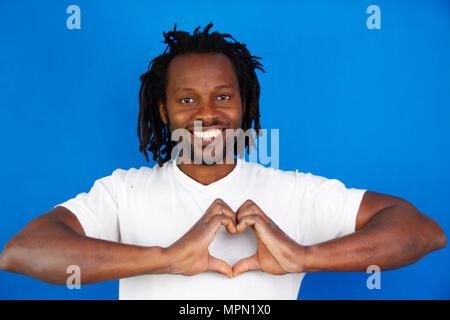 Uomo sorridente fa l'amore segni con le mani Foto Stock