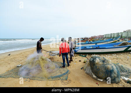 I pescatori e barche di pescatori sulla spiaggia di Marina di Chennai, India. Foto Stock