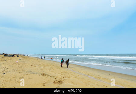 I pescatori organizzare le loro reti da pesca sulla spiaggia di Marina di Chennai, India. Foto Stock