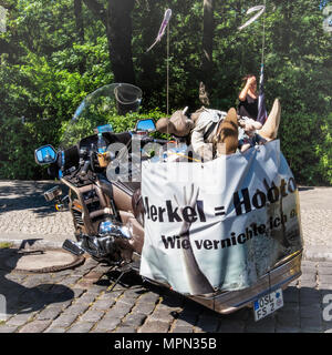 Berlin Mitte, bici del motore particolare. Parcheggiato boke con poster di protesta e peluche mascotte a Demo di motociclisti. Foto Stock
