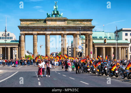 Berlin Mitte, centinaia di motociclisti protestare presso la Porta di Brandeburgo per la protezione delle donne, i bambini e le persone anziane in Germania. Foto Stock