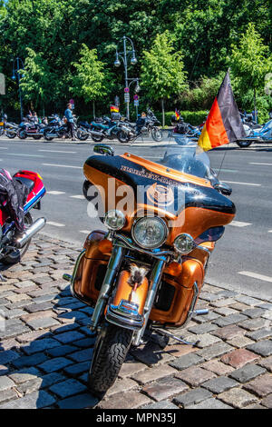 Berlin Mitte, parcheggiato moto. Harley Davidson Moto e bandiera tedesca a Demo di motociclisti. Hundre Foto Stock