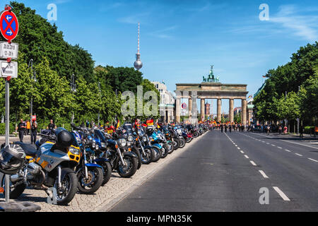 Berlin Mitte, centinaia di motociclisti protestare presso la Porta di Brandeburgo per la protezione delle donne, i bambini e le persone anziane in Germania. Foto Stock