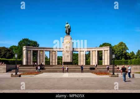 Berlin Mitte,Strasse des 17 Juni. Guerra sovietica memorial. Soldato sovietico sulla colonna centrale di forma curva collonade la scultura in bronzo dello scultore Lev Curbe Foto Stock